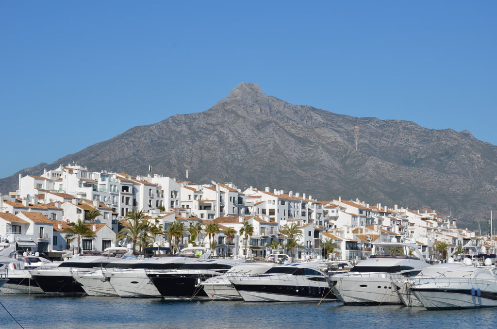houses and apartments on Estepona port
