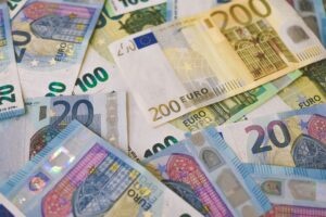 Euro banknotes — currency hedging guide for British buyers purchasing property in Spain