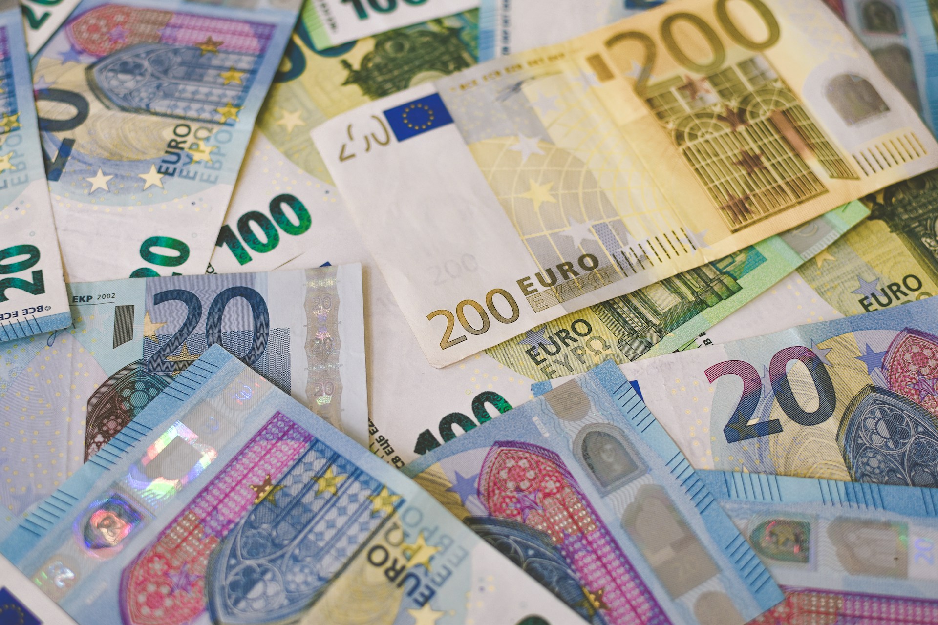 Euro banknotes — currency hedging guide for British buyers purchasing property in Spain